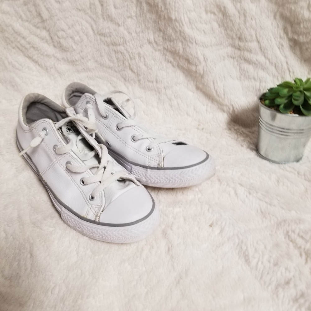 Size 3 white converse.